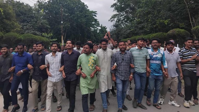 ইবিতে জুলাই বিরোধী শক্তির আস্ফালনের প্রতিবাদে বিক্ষোভ মিছিল