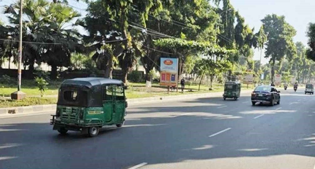 ঢাকায় গণপরিবহন চলাচল সীমিত, যাত্রীও কম