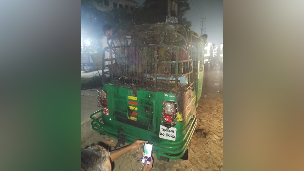 মোটরসাইকেলে এসে আগুন দিয়ে পালাল দুর্বৃত্তরা