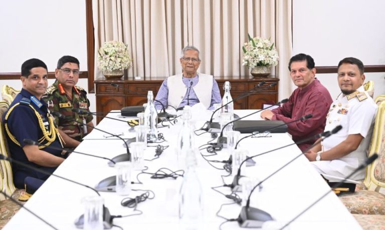প্রধান উপদেষ্টার সঙ্গে তিন বাহিনীর প্রধানগণের সাক্ষাৎ, নির্বাচনী প্রস্তুতি নিয়ে আলোচনা