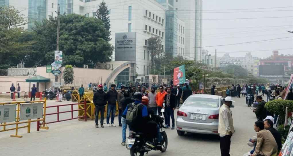 এভারকেয়ারের সামনে থেকে নেতাকর্মীদের সরিয়ে দেয়া হলো