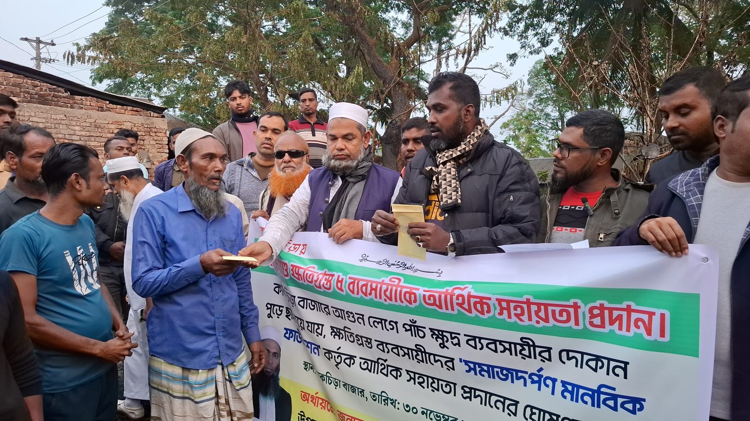 কাকচিড়ায় আগুনে দগ্ধ ব্যবসায়ীর স্বপ্ন: ক্ষতিগ্রস্তদের পাশে সমাজদর্পণ মানবিক ফাউন্ডেশন