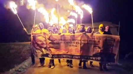 নেত্রকোনায় রাতের আধারে নিষিদ্ধ সংগঠন আ.লীগের মশাল মিছিল