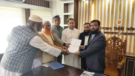 নেত্রকোনা-১ আসনে ব্যারিস্টার কায়সার কামালের পক্ষে মনোনয়নপত্র সংগ্রহ