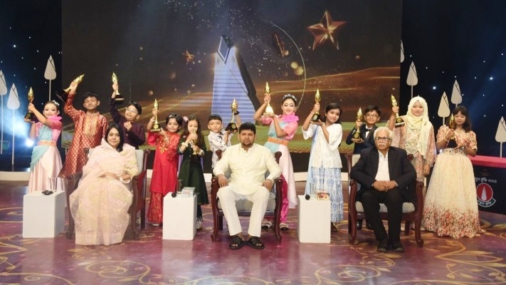 ‘নতুন কুড়িঁ’র মঞ্চ মাতালো দুই বোন