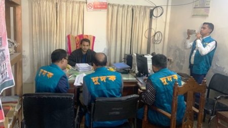 কেন্দুয়ায় উপজেলা খাদ্য কর্মকর্তার কার্যালয়ে দুদকের অভিযান