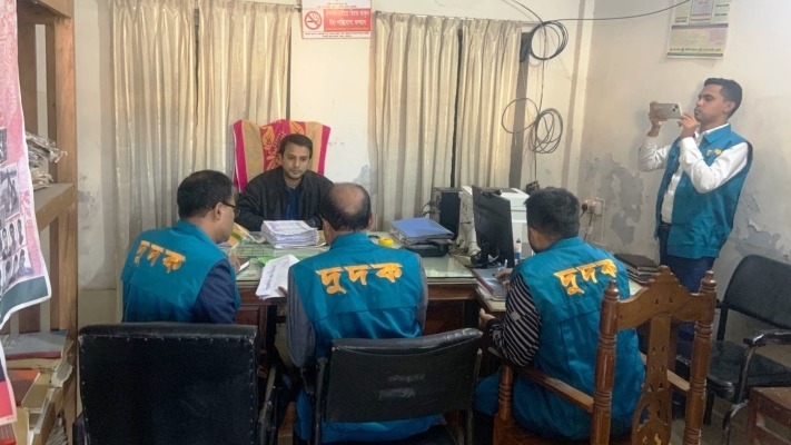 কেন্দুয়ায় উপজেলা খাদ্য কর্মকর্তার কার্যালয়ে দুদকের অভিযান