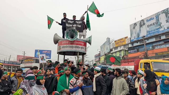 ইনকিলাব মঞ্চের মুখপাত্র শরীফ ওসমান হাদি হত্যার বিচারের দাবিতে ঢাকা- বরিশাল মহাসড়ক অবরোধ করেছে ছাত্র-জনতারা।