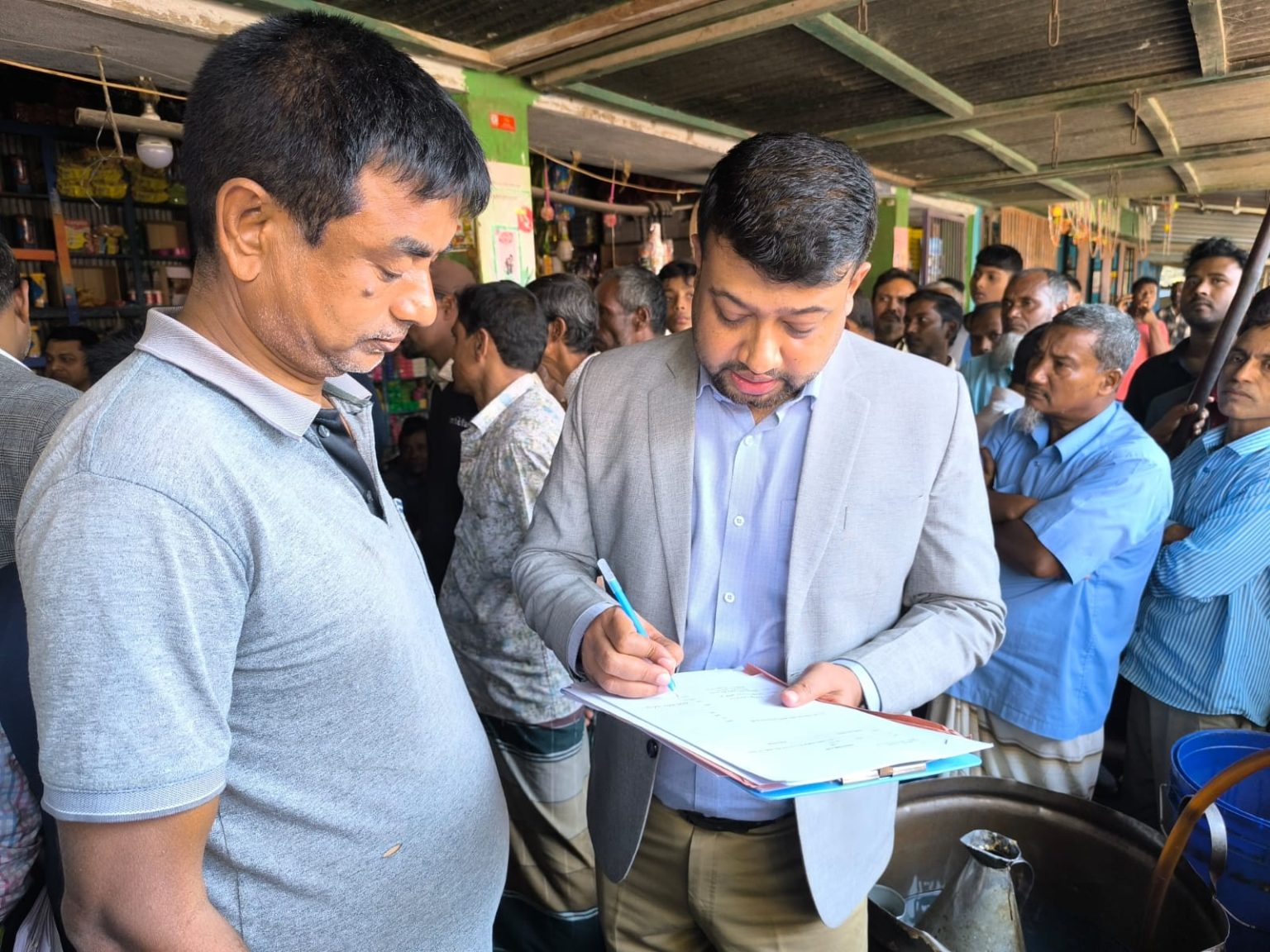 জননিরাপত্তা ঝুঁকিতে: ডিমলায় অবৈধ মিনি পেট্রোল পাম্পে অভিযান