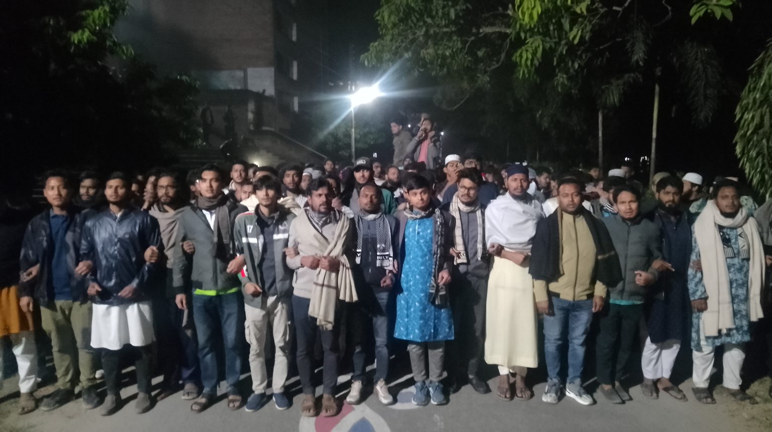 ওসমান হাদীর উপর সন্ত্রাসী হামলার প্রতিবাদে উত্তাল ইবি