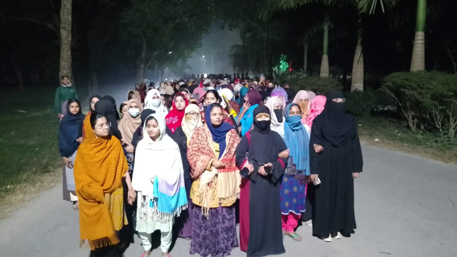 হাদী হত্যার বিচার দাবিতে মধ্যরাতে ইবির নারী শিক্ষার্থীদের বিক্ষোভ