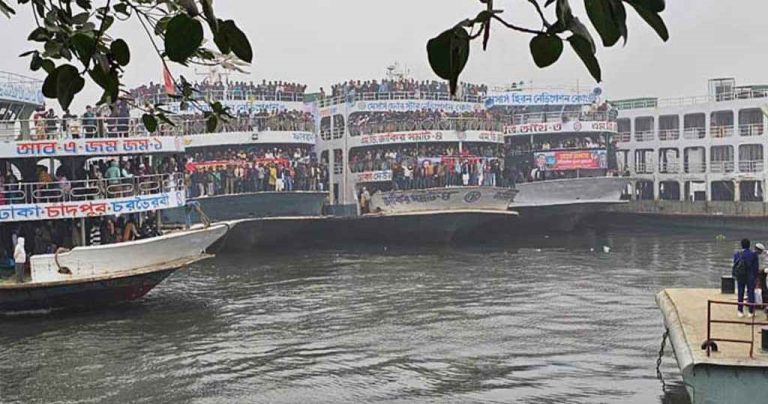 তীব্র কুয়াশায় নদীতে আটকে পড়েছেন বিএনপির কয়েক হাজার নেতাকর্মী