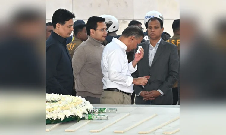 বাবার কবরে অশ্রুসিক্ত তারেক রহমান