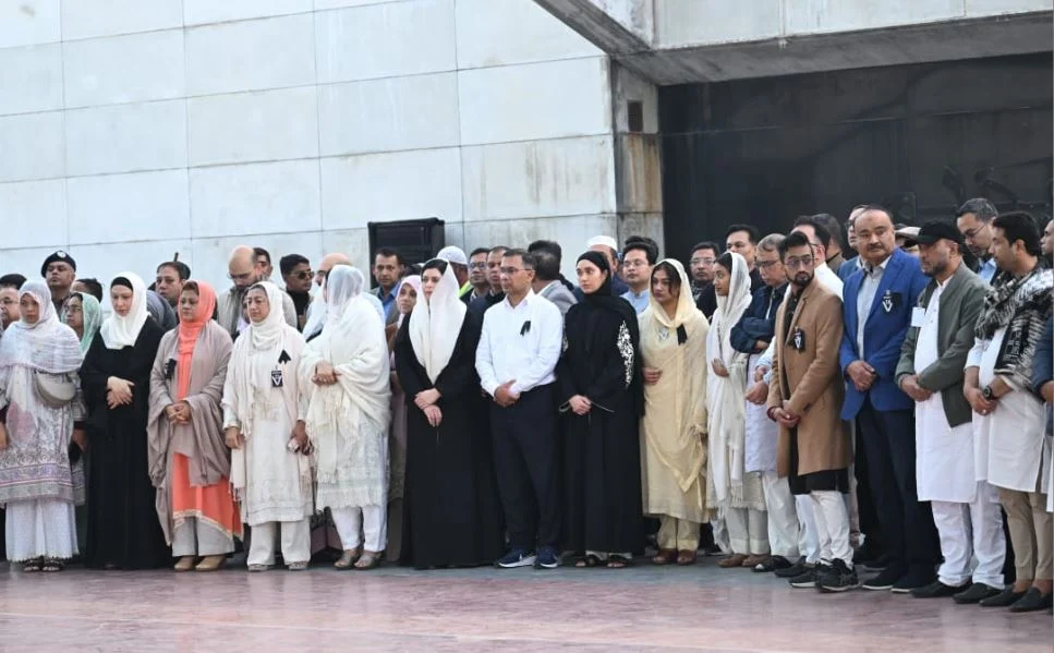 খালেদা জিয়ার জানাজায় উপদেষ্টা ও পরিবারের মহিলা সদস্যরা