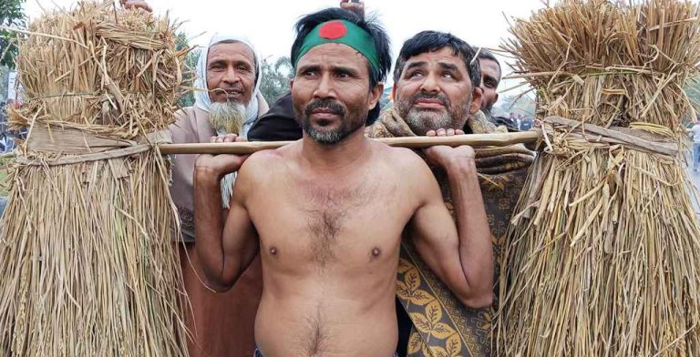 কাঁধে ৫০ কেজি ধান নিয়ে ৩০০ ফিটে সারারাত নেতার জন্য অপেক্ষা