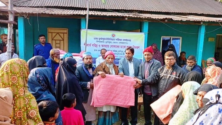 দুর্গাপুরে অসহায় ও দুস্থদের মাঝে কম্বল বিতরণ