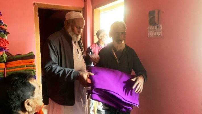 কেন্দুয়ায় শীতার্তদের মাঝে কম্বল বিতরণ করলেন অবসরপ্রাপ্ত স্বাস্থ্য কর্মকর্তা