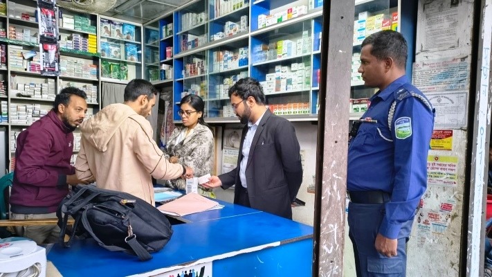 অ্যান্টিবায়োটিক ও মেয়াদোত্তীর্ণ ঔষধ বিক্রির দায়ে নেত্রকোনায় ৪ ফার্মেসিতে জরিমানা