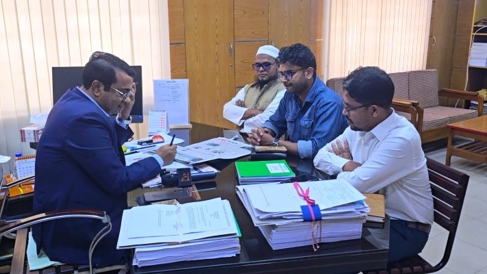 টেবিলে বসে প্রকাশ্যে ঘুষ গ্রহণ! নেত্রকোনায় এলজিইডি প্রকৌশলীর বিচার চেয়ে আবেদন