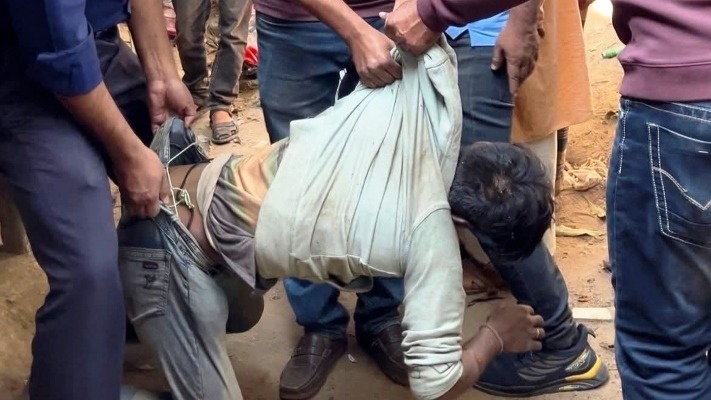 কলমাকান্দায় নিখোঁজের পরদিন অন্যের বাসার দরজায় মিলল যুবকের মরদেহ