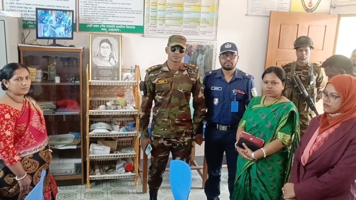 মদনে ভোট কেন্দ্র পরিদর্শনে যৌথ বাহিনী: অসম্পূর্ণ কাজ দ্রুত শেষের নির্দেশ