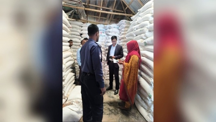 সারের কারসাজি: বারহাট্টায় ডিলারের দণ্ড, কর্মকর্তাদের ভূমিকা নিয়ে প্রশ্ন!