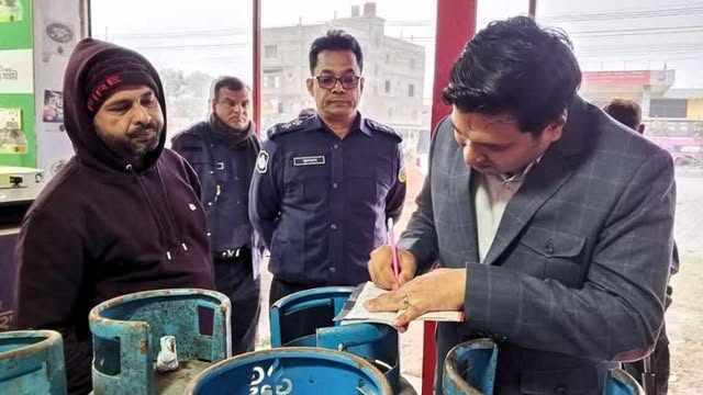 ভালুকার সিডস্টোর বাজারে এলপিজি গ্যাসে অনিয়ম, আলিফ গ্যাস স্টোরকে জরিমানা