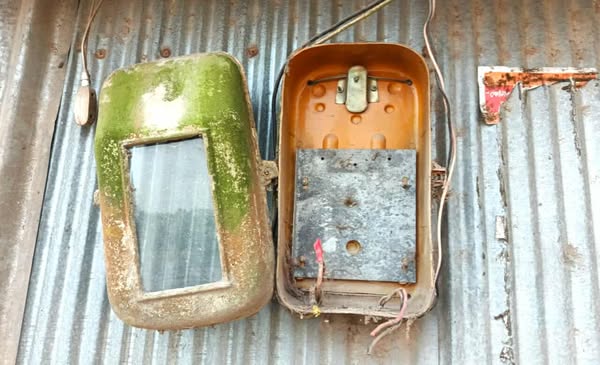 প্রি-পেইড মিটার বসানোর আড়ালে, নোটিশ ছাড়াই বিদ্যুৎ সংযোগ বিচ্ছিন্ন ও মিটার খুলে নেওয়ার অভিযোগ নেস্কো অফিসের বিরুদ্ধে