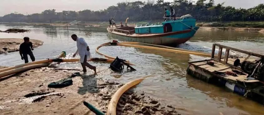 অবৈধভাবে বালু উত্তোলনের বিরুদ্ধে অভিযান