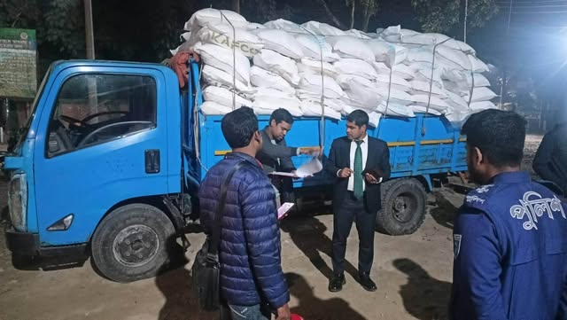 গাইবান্ধায় অবৈধভাবে সরকারি গুদাম থেকে পাচারকালে ২০০ বস্তা সার জব্দ।