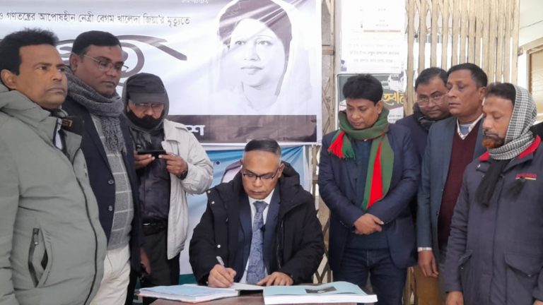 খালেদা জিয়ার মৃত্যুতে শোক বইয়ে স্বাক্ষর করলেন ইবির সাদাদলের আহ্বায়ক