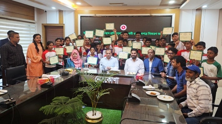 ঘরের মেয়ে সেঁজুতির অর্জনে গর্বিত নেত্রকোনা: নবীনদের হাতে সনদ