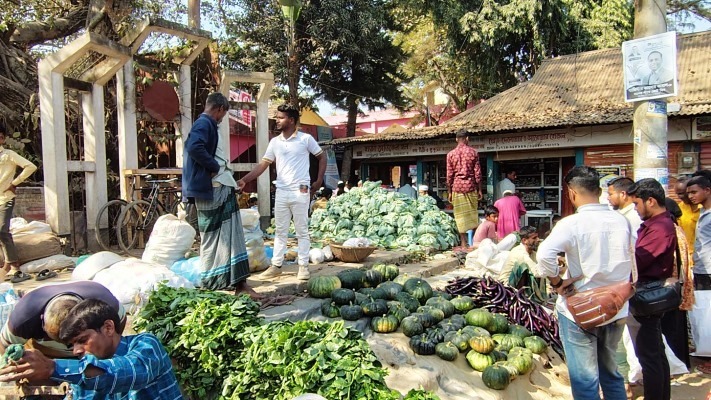 কলমাকান্দায় শহীদ মিনার এখন কাঁচাবাজার!