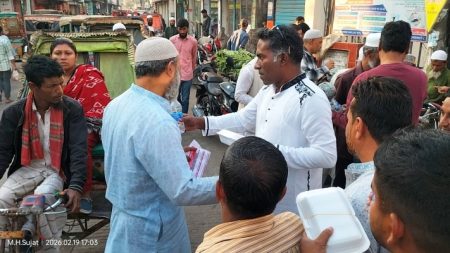 নেত্রকোনায় ৫ শতাধিক পথচারীর মাঝে বিএনপি নেতা রনির ইফতার বিতরণ