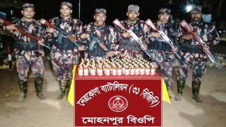 মধ্যনগরে বিজিবি’র ধাওয়া খেয়ে মাদক ফেলে পালালো চোরাকারবারিরা