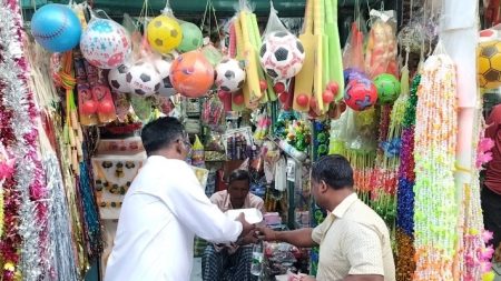 নেত্রকোনার রাস্তায় রাস্তায় রোজাদারদের মাঝে ইফতার নিয়ে ছুটছেন বিএনপি নেতা রনি