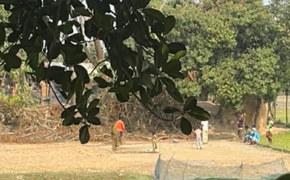 দুর্গাপুরে জমিতে খুঁটি পুতে দখলের অভিযোগ
