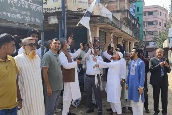 ভালুকায় নির্বাচনী ব্যানার–পোস্টার অপসারণ করলেন বিএনপির নেতাকর্মীরা