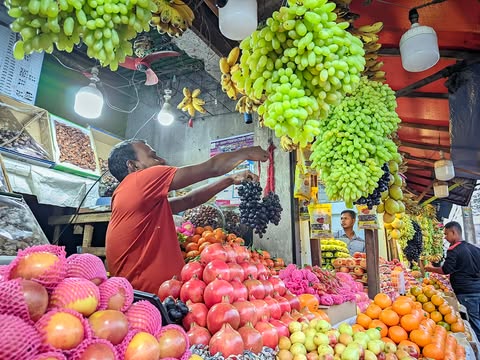 গাইবান্ধায় নিম্ন মধ্যবিত্তদের কাছে ফল এখন বিলাস পণ্য !