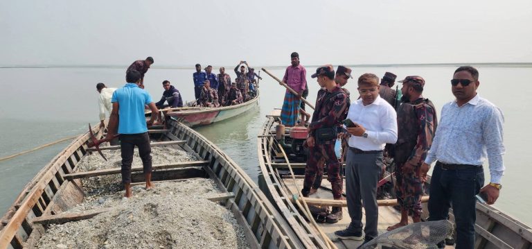 তিস্তা রক্ষায় ডিমলায় টাস্কফোর্সের সাঁড়াশি অভিযান: ১৬ নৌকা-মেশিন ধ্বংস
