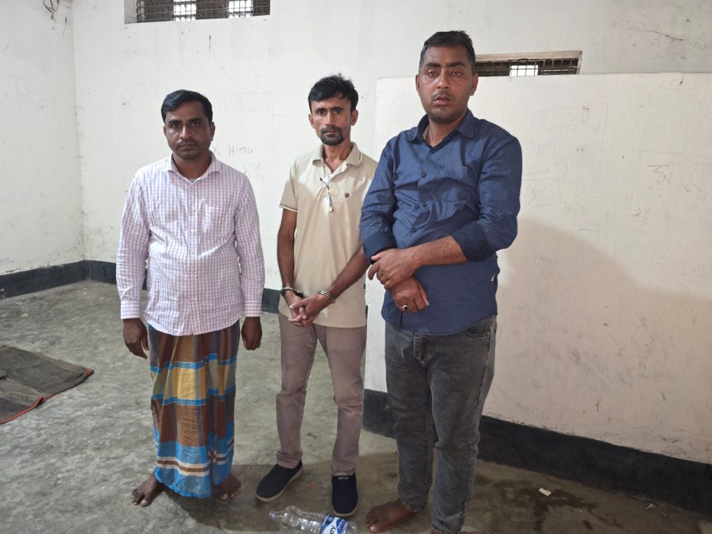 মোহনগঞ্জে ট্রান্সপোর্ট এজেন্সি ও ফার্মেসি থেকে অবৈধ স্পিরিটসহ আটক ৩