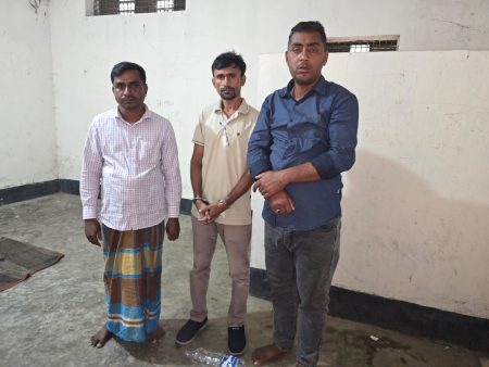 মোহনগঞ্জে ট্রান্সপোর্ট এজেন্সি ও ফার্মেসি থেকে অবৈধ স্পিরিটসহ আটক ৩