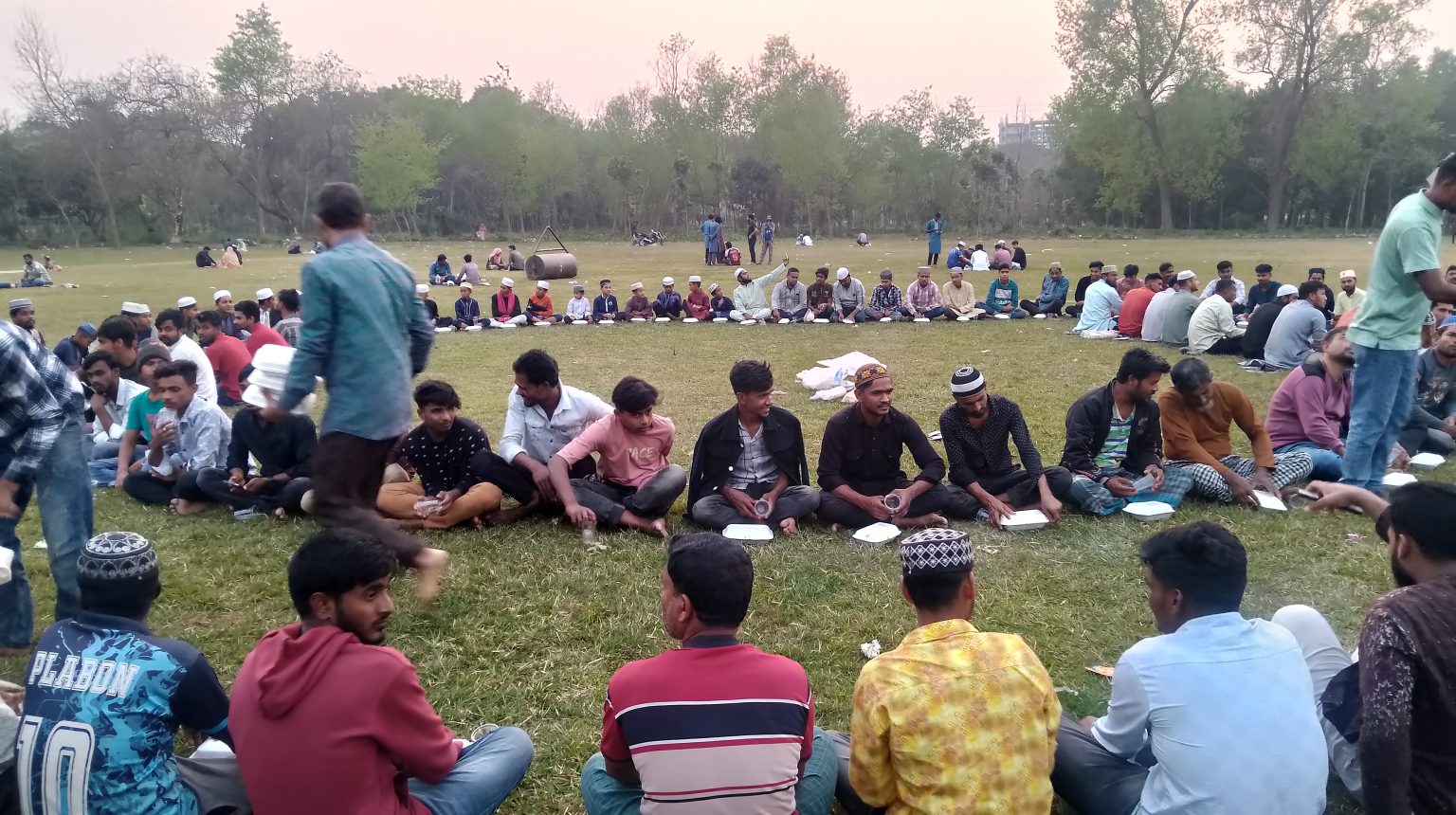 মানবিক উদ্যোগে শ্রমিক ও এতিমদের ইফতার করাল ইবি শিক্ষার্থী মানিক