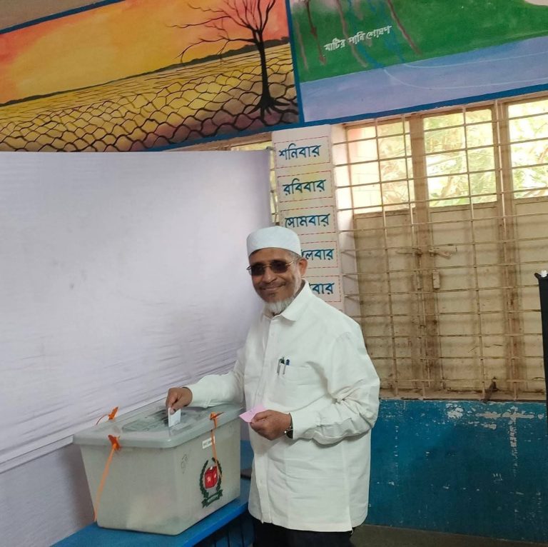 দীর্ঘদিন পর ভোট দিলেন লুৎফুজ্জামান বাবর: সাধারণ মানুষের সাথে লাইনে দাঁড়িয়ে প্রদান করলেন ভোটাধিকার