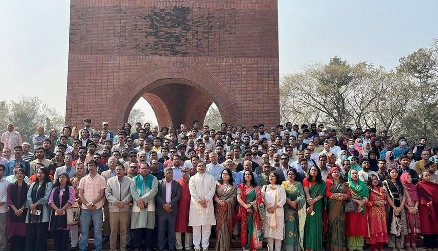 গণতান্ত্রিক নবযাত্রার সূচনায় জাবিতে সমবেত কণ্ঠে জাতীয় সংগীত পরিবেশন