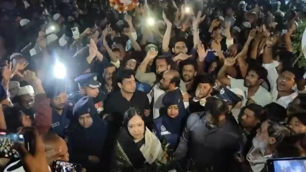 শহীদ মিনারে রুমিন ফারহানাকে বাধা, মহাসড়ক অবরোধ