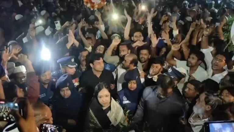 শহীদ মিনারে রুমিন ফারহানাকে বাধা, মহাসড়ক অবরোধ