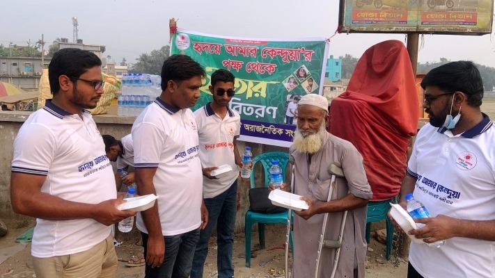 মানবিকতার টানে কেন্দুয়ায় রোজাদারদের পাশে ‘হৃদয়ে আমার কেন্দুয়া’