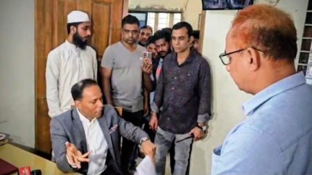 আধা ঘণ্টা অপেক্ষার পর খুলল তালা! ভূমি অফিসে প্রতিমন্ত্রীর ‘সারপ্রাইজ ভিজিট’