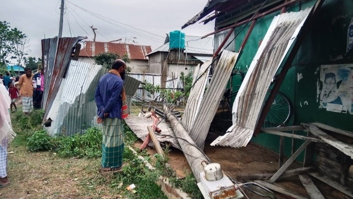 পূর্বধলায় কালবৈশাখী ও শিলাবৃষ্টি: বিধ্বস্ত ঘরবাড়ি, ক্ষতির মুখে কৃষক